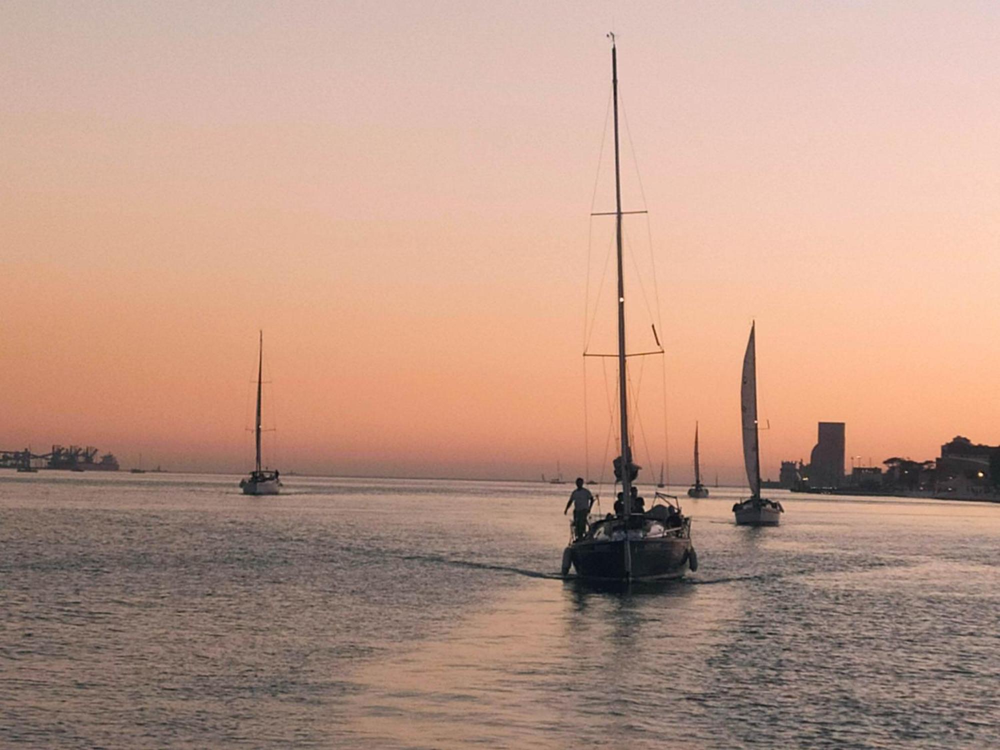 Be Local - Sleep Aboard The Santa Maria Sailing Boat In Lisbon 아파트 외부 사진